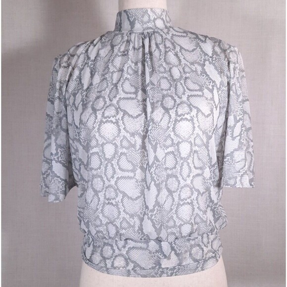 Jennifer Lopez Top SZ X-Small Gray Snakeskin Pleated Neckline Flutter Sleeve Y2K - Picture 2 of 13